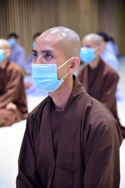 Taking comments to complete recording visual images in the rain season retreat